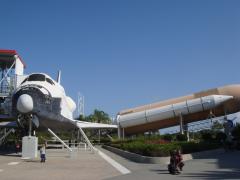 Kennedy Space Center (Titusville): Close-up of a Space Shuttle, its white boosters and the brown fuel tank.