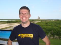 Kennedy Space Center (Titusville): Me on the visitors tower next to Discovery.